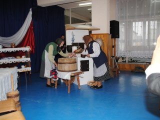 Obrzęd "Pieczenie chleba" dla uczniów ZSBiO w Biłgoraju