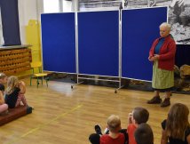 „Teatr łączy pokolenia” - finał warsztatów teatralnych w Korczowie