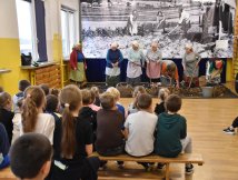 „Teatr łączy pokolenia” - finał warsztatów teatralnych w Korczowie