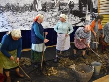 „Teatr łączy pokolenia” - finał warsztatów teatralnych w Korczowie