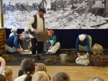 „Teatr łączy pokolenia” - finał warsztatów teatralnych w Korczowie