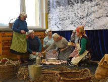 „Teatr łączy pokolenia” - finał warsztatów teatralnych w Korczowie